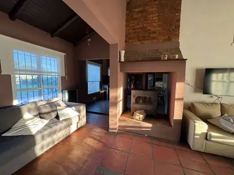 Vendo Espectacular Casa Con Oficina Comercial en Caseros, Entre Ríos.