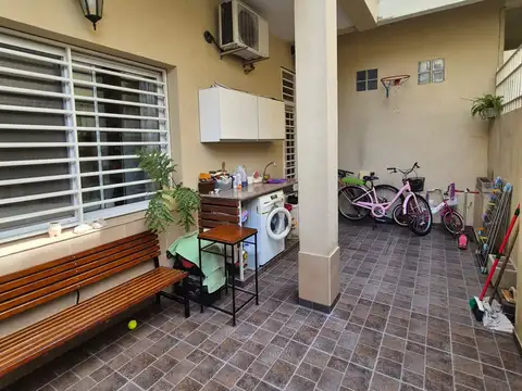 Departamento tipo casa de 3 ambientes con patio en Villa Ortuzar