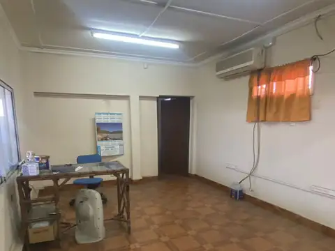 Galpon de 250 m2 cubiertos. 4,1m de altura zona industrial