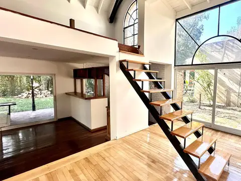 Casa en Alquiler con 5 cocheras