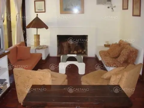 Casa 5 ambientes con 4 baños