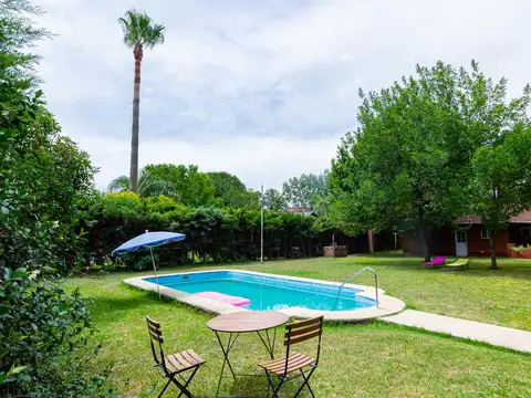 Casa de 2 dormitorios, pileta y hermoso parque en Funes