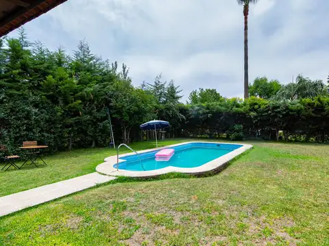 Casa de 2 dormitorios, pileta y hermoso parque en Funes