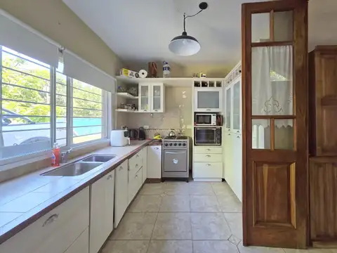 Casa 5 ambientes con 2 baños