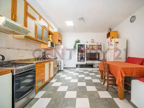 VENTA/PERMUTA – CASA 5 AMBIENTES CON PATIO, QUINCHO Y COCHERA EN VERSALLES