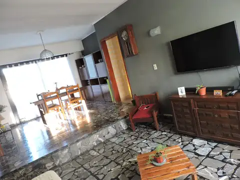 * Casa de 4 ambientes  con amplio fondo libre con parrilla y pileta en alquiler en hermosa zona de San Miguel *