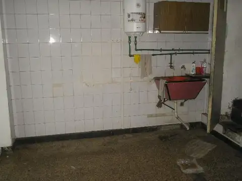 LOCAL + VIVIENDA DE 2 AMB. C/PATIO A PASOS DE AV ENTRE RIOS