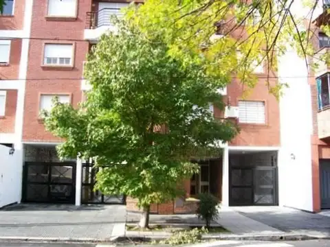 Departamento de 2 ambientes con balcon y cochera descubierta