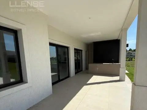 Casa 4 ambientes con 3 baños