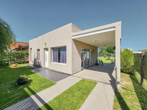 Casa de 2 dormitorios con gran jardín en Las Tardes, Roldan