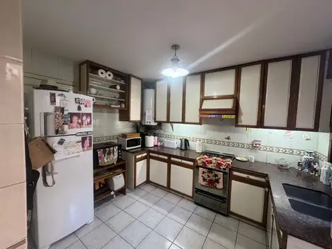 Casa 8 ambientes con 3 baños