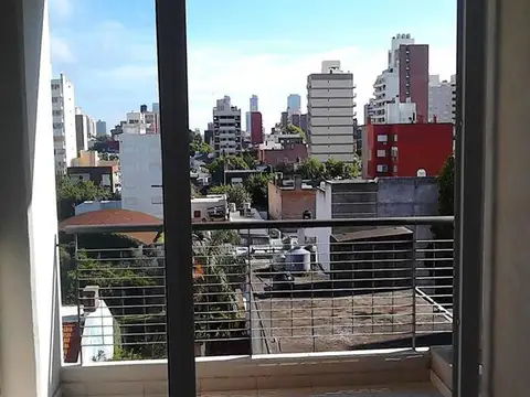 Departamento un dormitorio con balcón al frente