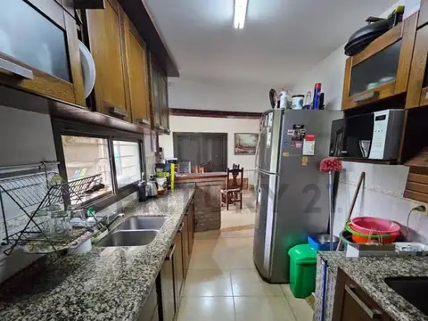 Casa 10 ambientes con 2 baños