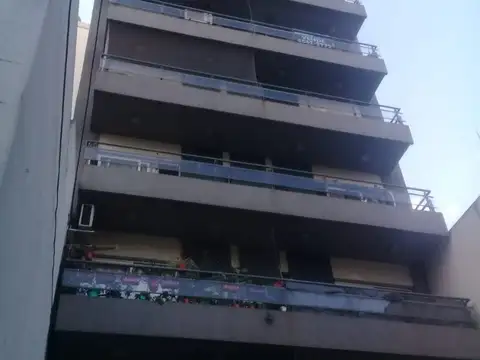 dpto 2 amb. al frente sobre avenida excelente zona