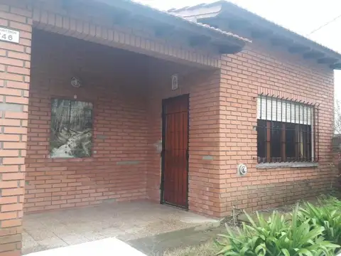 Casa en venta - 3 Dormitorios 2 Baños - Cochera - 200Mts2 - Mar de Ajó
