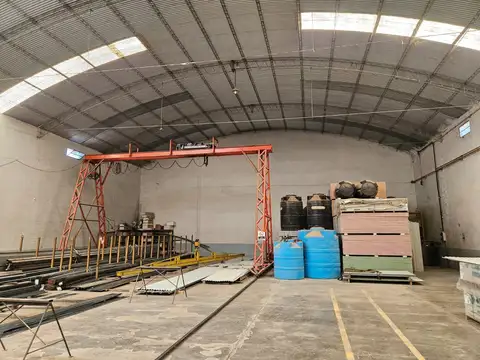 ALQUILER 3 Galpones más 6.300m2 de Predio libre en Cipolletti