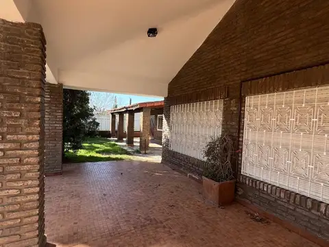 Casa 6 ambientes con 2 baños