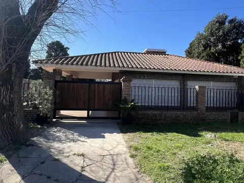 Casa 2 dormitorios y dos baños reciclada, Calandrias casi esquina Los Olmos, Funes.