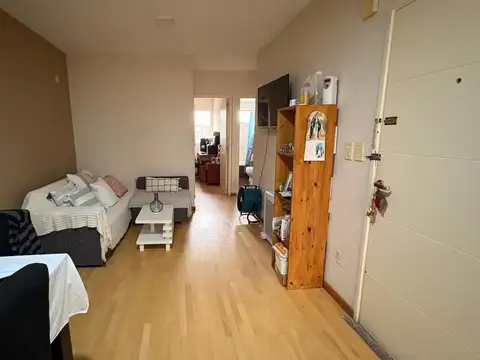 Departamento 1 dormitorio por escalera.