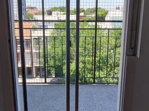 Al frente con balcón - Luminoso!