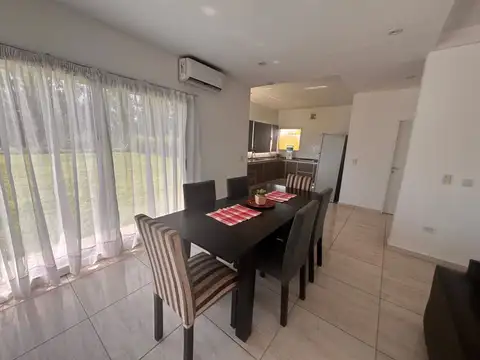 Casa en Alquiler con 2 cocheras