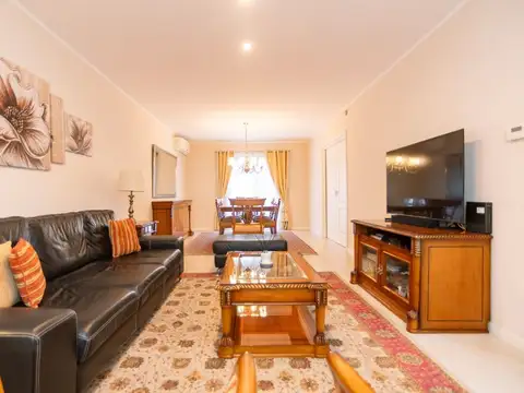 Casa en Venta con 2 cocheras