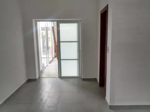 Casa en Alquiler con 2 cocheras