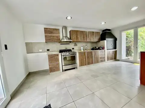Casa 4 ambientes con 2 baños