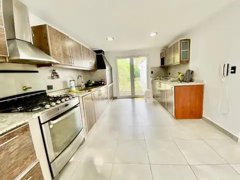 Casa en Alquiler con 2 cocheras