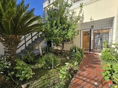 CASA 6 AMBIENTES EN VENTA EN LANÚS QUINCHO COCHERA