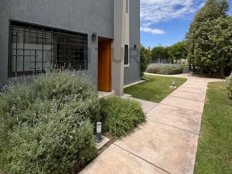 Adolfo calle 665 , Piso 0