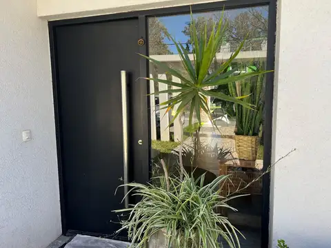 Casa 5 ambientes con 4 baños