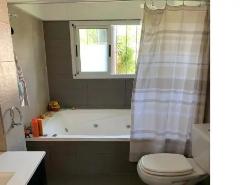 Casa 5 ambientes con 4 baños