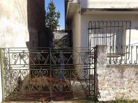 2 casas en luis guillon en venta o permuta