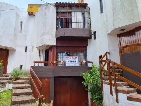 TRIPLEX CUATRO AMBIENTES CON COCHERA - TODOS LOS SERVICIOS CONECTADOS