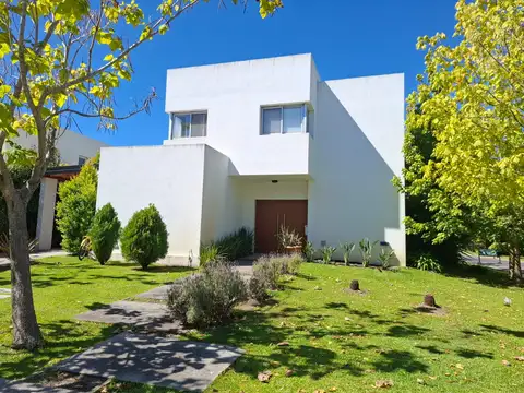 Venta Casa de 3 Dormitorios con Jardín y Pileta en Los Alisos. Nordelta