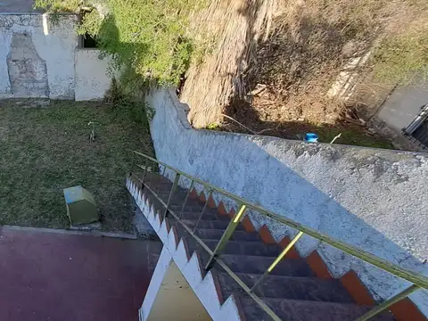 Casa americana a reciclar! Excelente ubicación  Ideal 2 familias-Castelar Norte a 2 cuadras d Alem