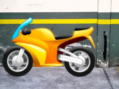 COCHERA CUBIERTA y FIJA para MOTOS.Se puede Amarrar. Portón automático c/ctrl remoto! Cel: