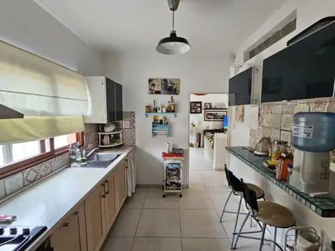 Casa de 3 dormitorios, 2 baños! Cochera, patio con pileta y todos los servicios! Cúneo entre/Ju...