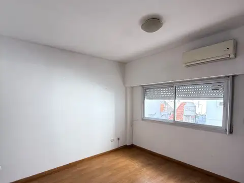 AMPLIO DOS AMBIENTES CON DORMITORIO EN SUITE.