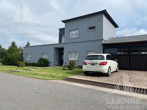 Casa 4 ambientes con pileta lote interno en venta - Las Golondrinas