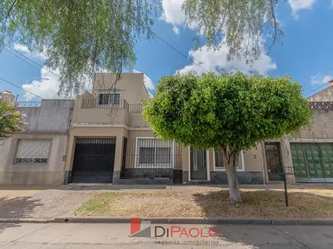 Venta casa 4 ambientes con cochera y jardin con pileta en Villa Bosch