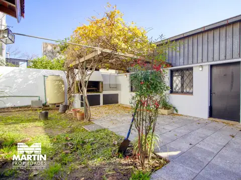 Casa PH en venta en Olivos 3 ambientes, con cochera, jardín y galpón. 170 m2 cub.