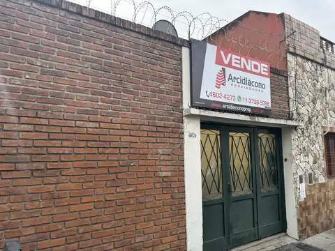 VENTA CASA 5 AMBIENTES CON COCHERA. PJE MALAGA 5600