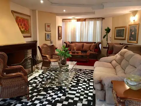 Casa en Venta con 4 cocheras