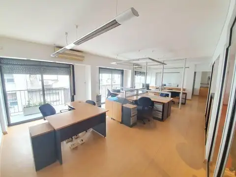 RETASADO. Excelente oficina de 130 m2 con gran distribución.