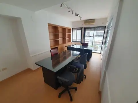 RETASADO. Excelente oficina de 130 m2 con gran distribución.