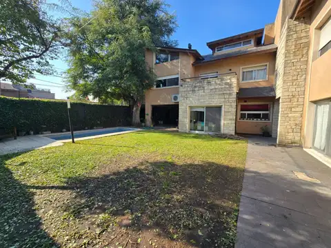 Casa en Venta con 3 cocheras