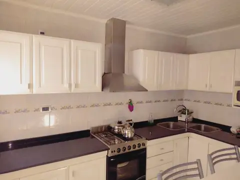 CASA AMUEBLADA DE 3 AMBIENTES/COCHERA-JAUREGUI