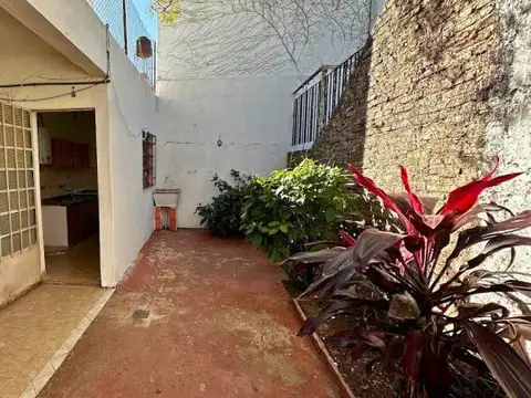 Alberdi: casa interna con patio y terraza